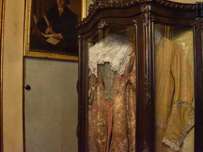 Nella stanza adiacente ecco una vetrinetta con due pregiati vestiti del 700. Fanno parte di un antico corredo trovato in un baule. Sono in seta e filigrana d�argento. Erano 16 in origine, gli altri sono stati donati al Palazzo Pitti di Firenze